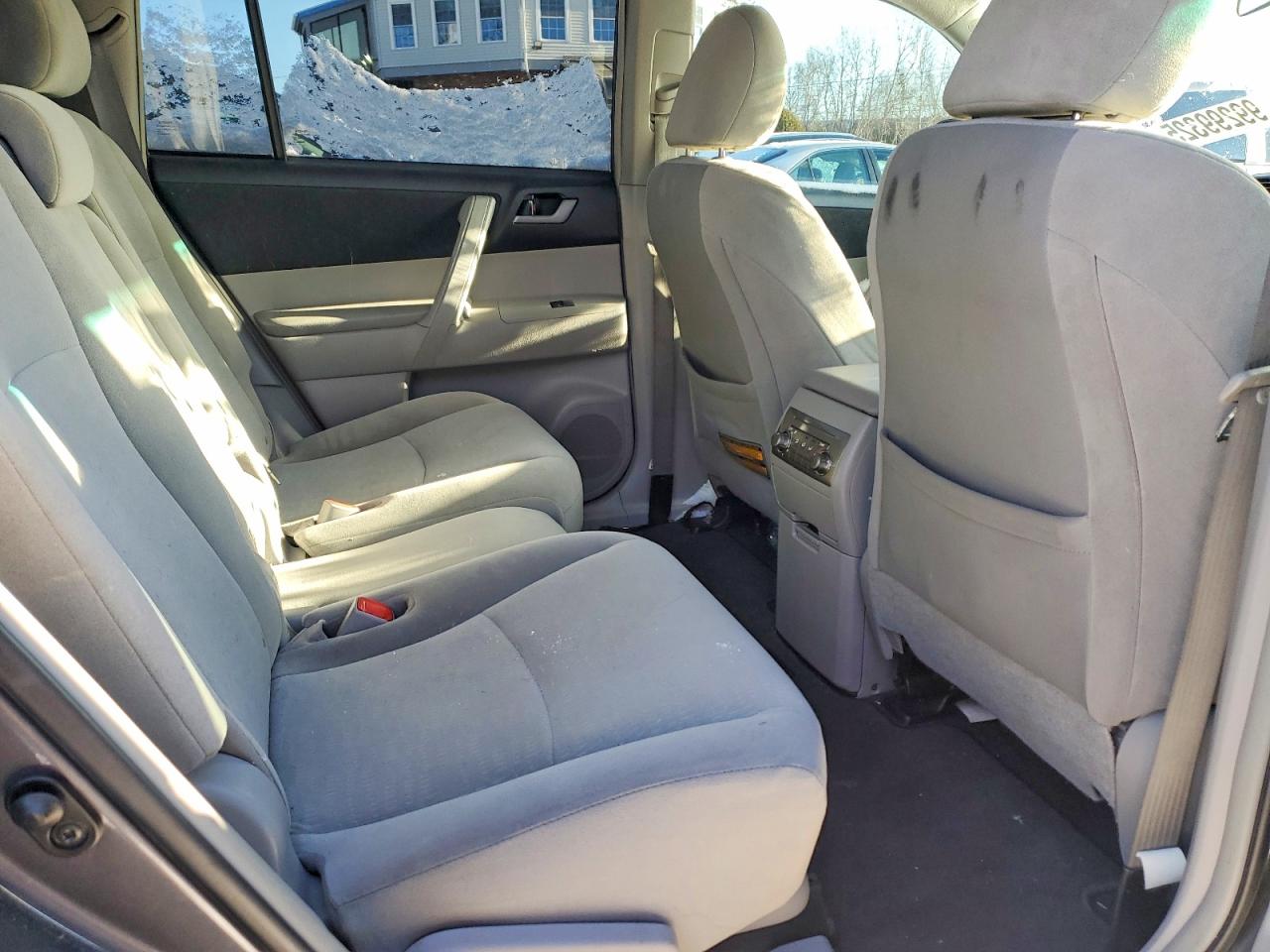 2012 TOYOTA HIGHLANDER BASE photo 11