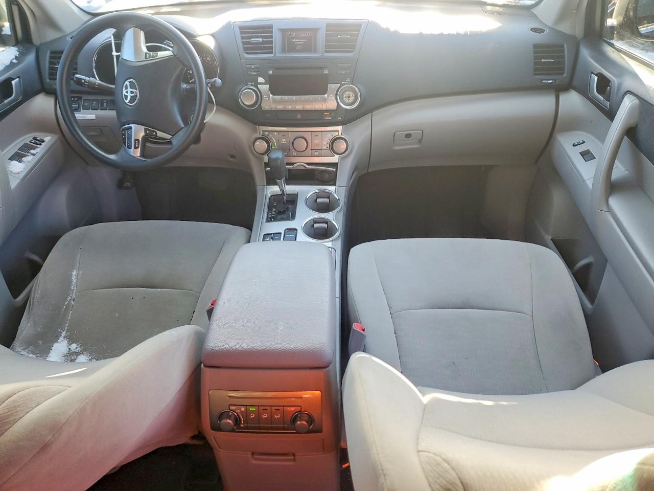 2012 TOYOTA HIGHLANDER BASE photo 8