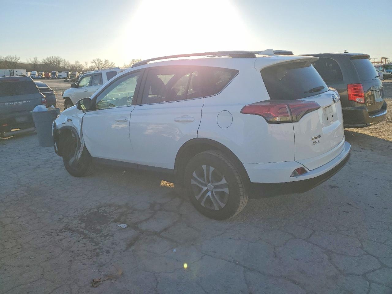 2018 TOYOTA RAV4 LE photo 4
