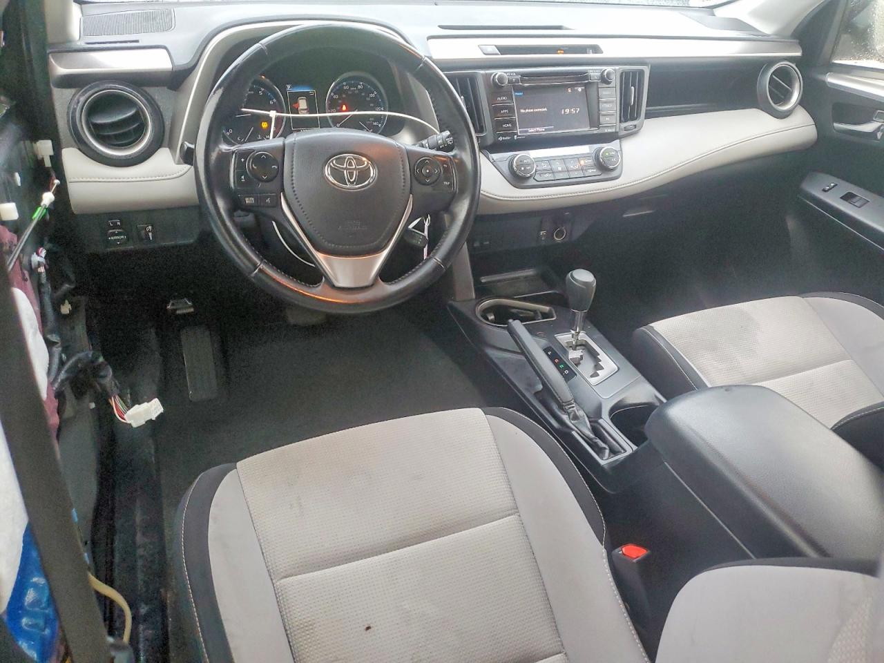 2016 TOYOTA RAV4 XLE photo 8