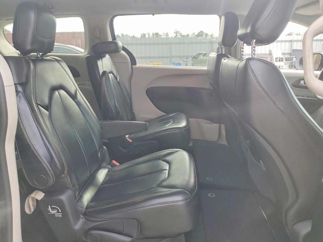 2020 CHRYSLER VOYAGER LXI photo 11