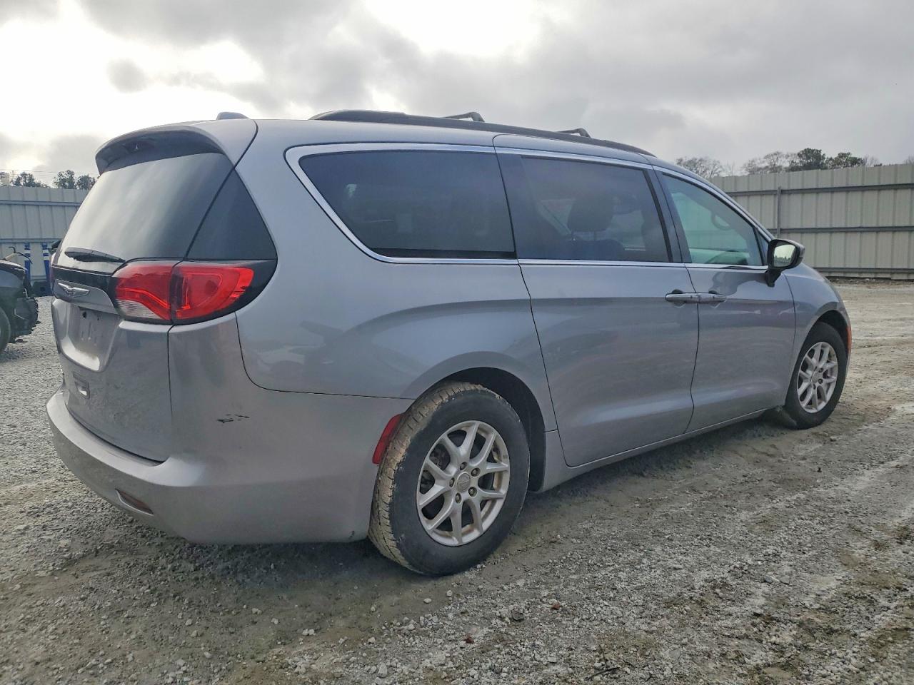 2020 CHRYSLER VOYAGER LXI photo 3