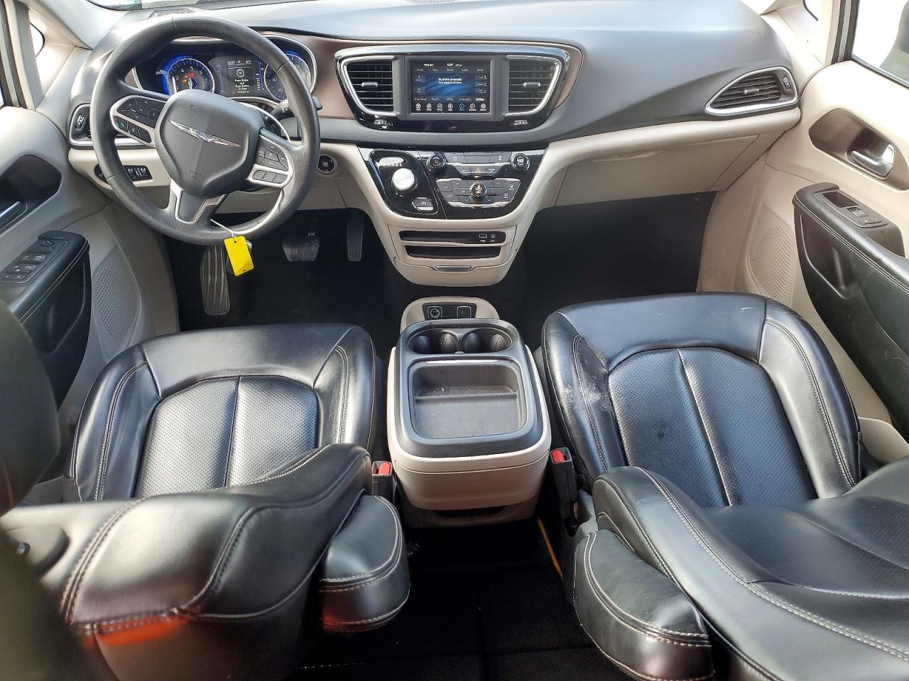 2020 CHRYSLER VOYAGER LXI photo 8