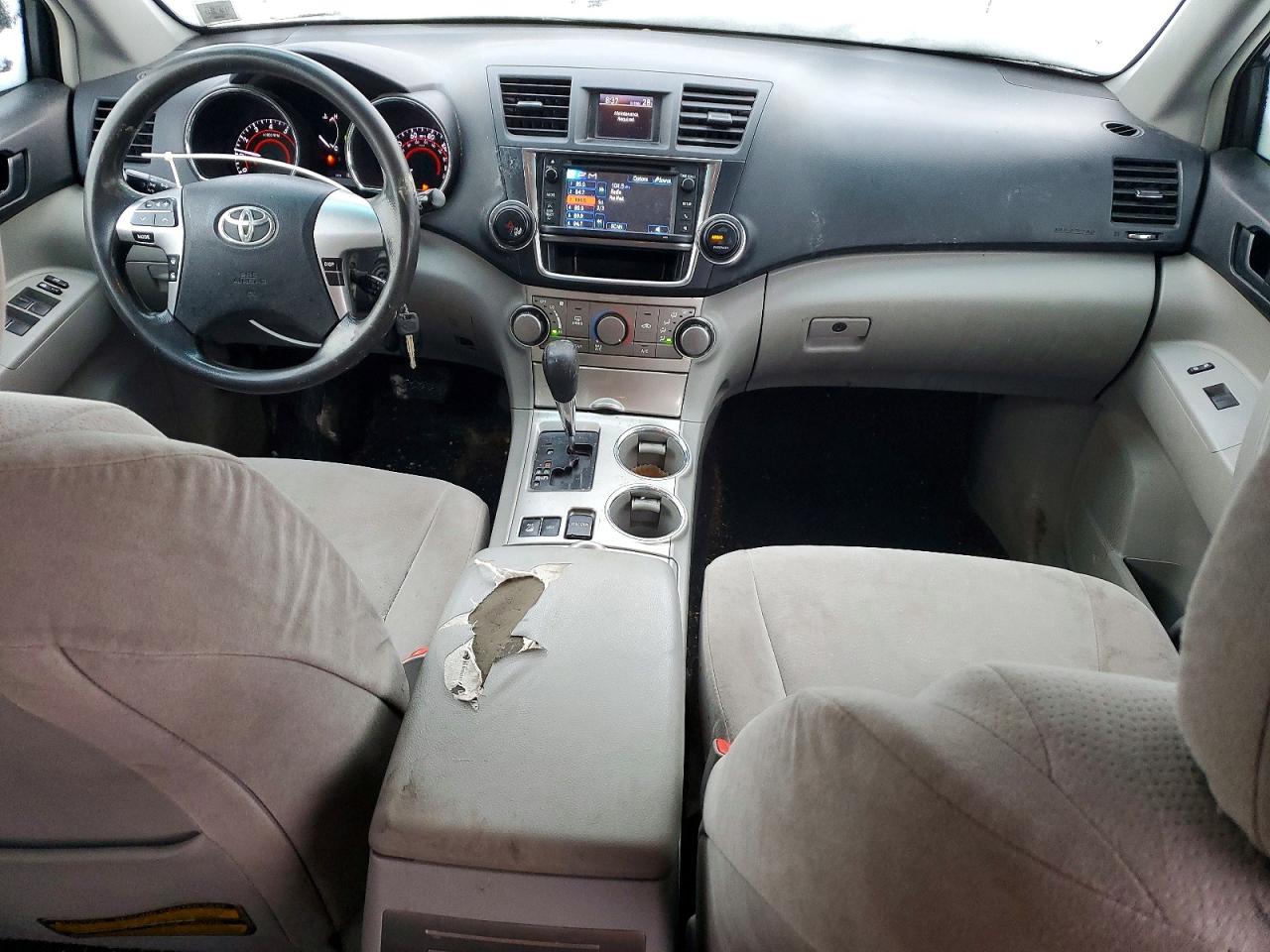 2013 TOYOTA HIGHLANDER BASE photo 8