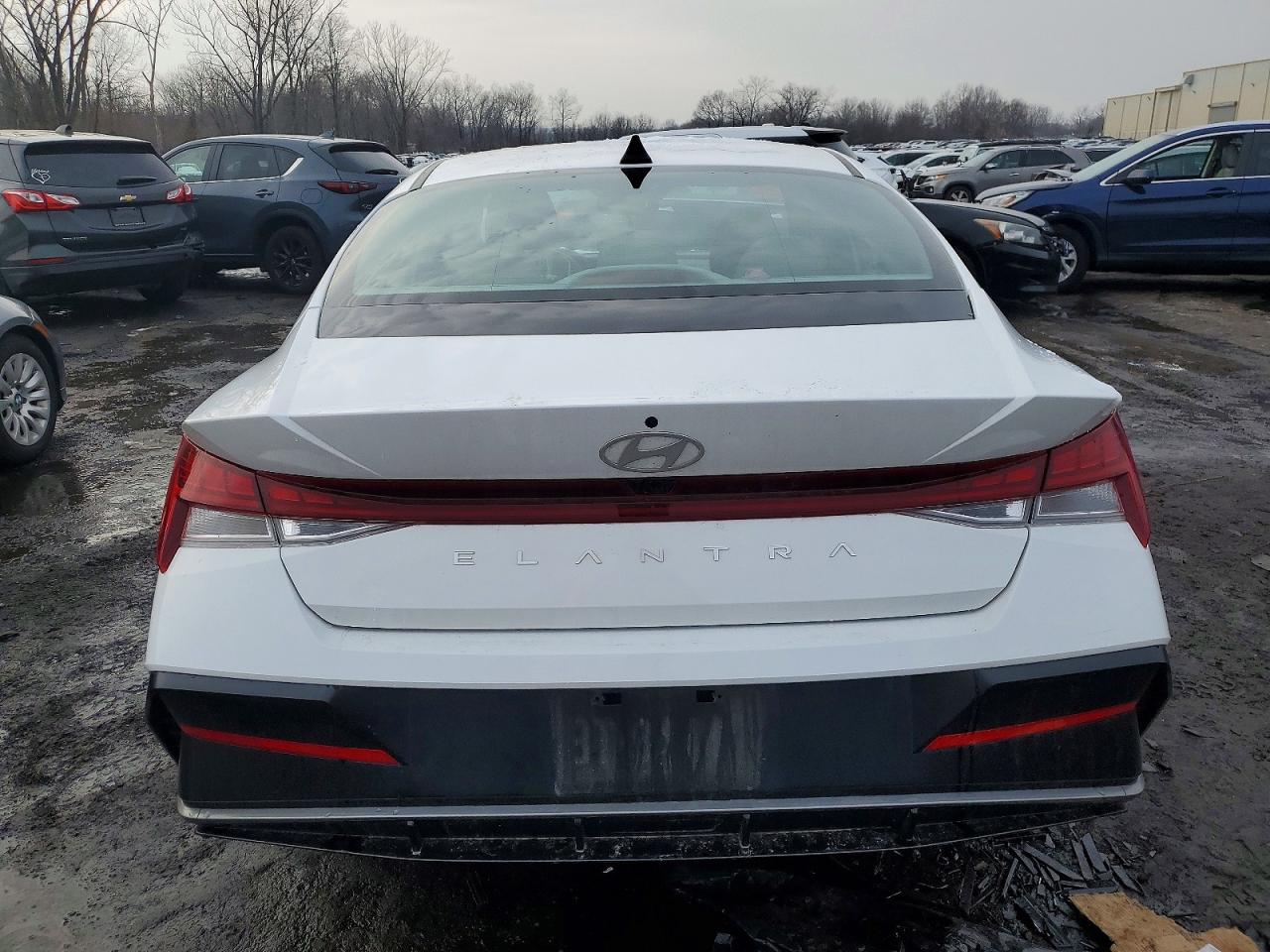 2025 HYUNDAI ELANTRA SEL photo 6