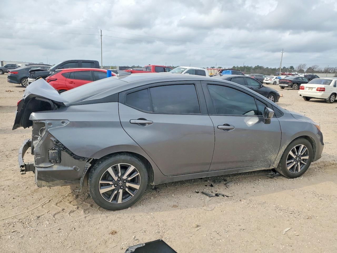 2021 NISSAN VERSA SV photo 3