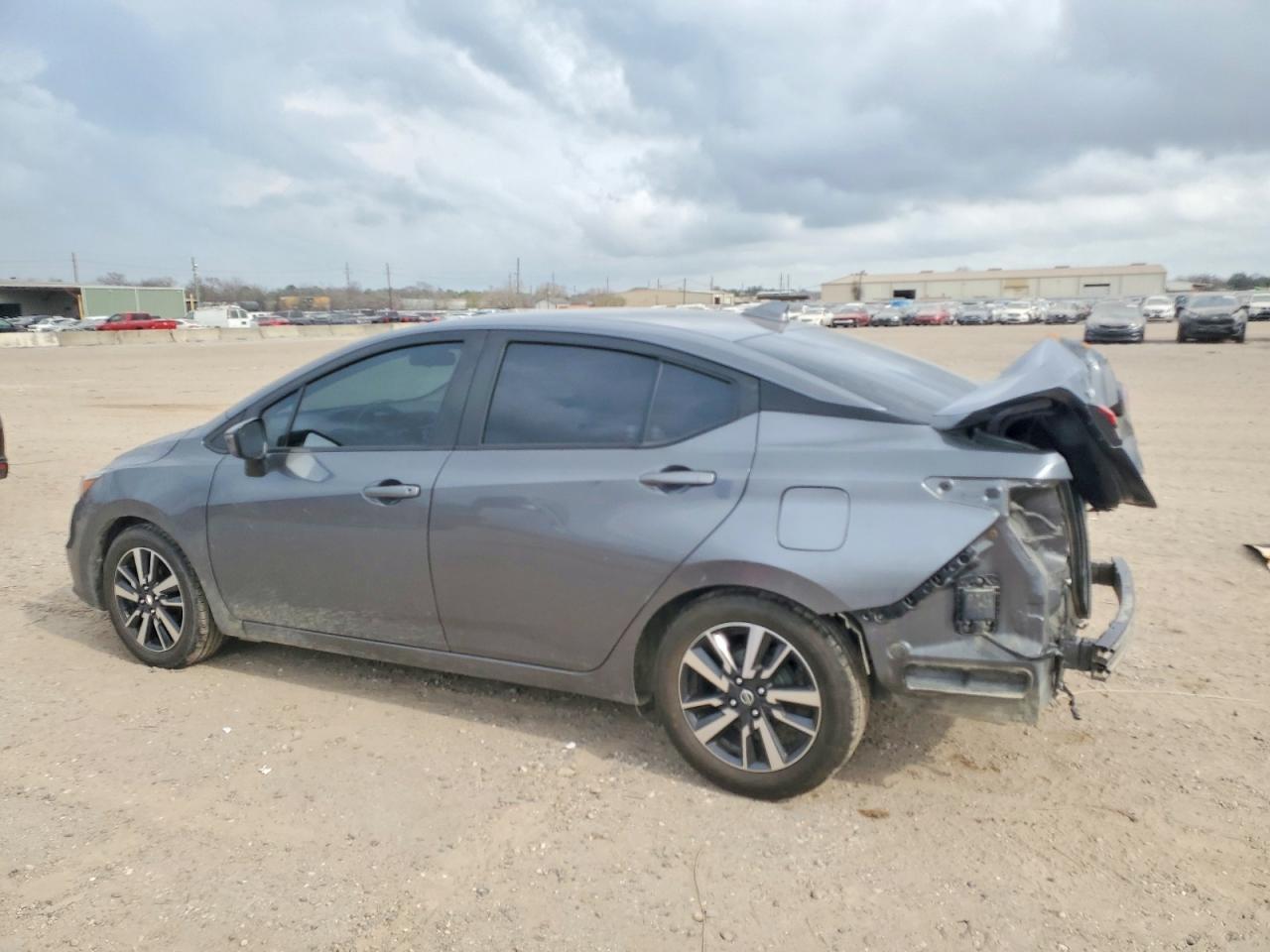 2021 NISSAN VERSA SV photo 2
