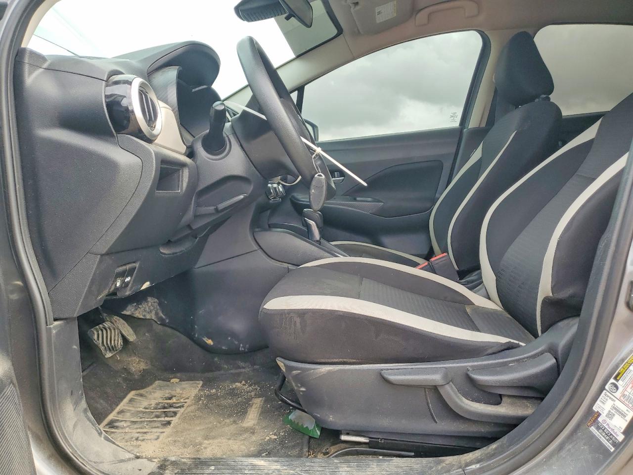 2021 NISSAN VERSA SV photo 7