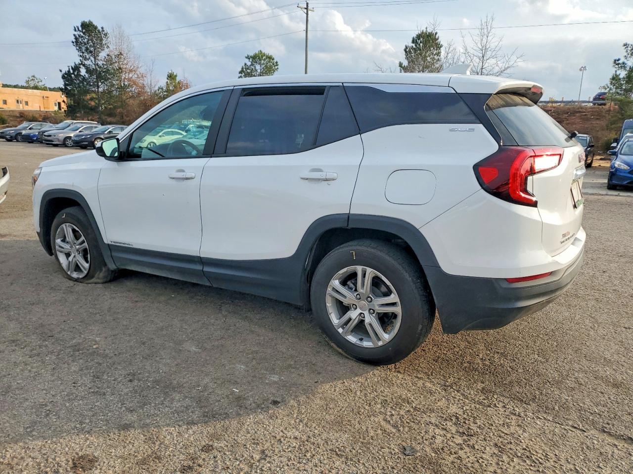 2024 GMC TERRAIN SLE photo 2