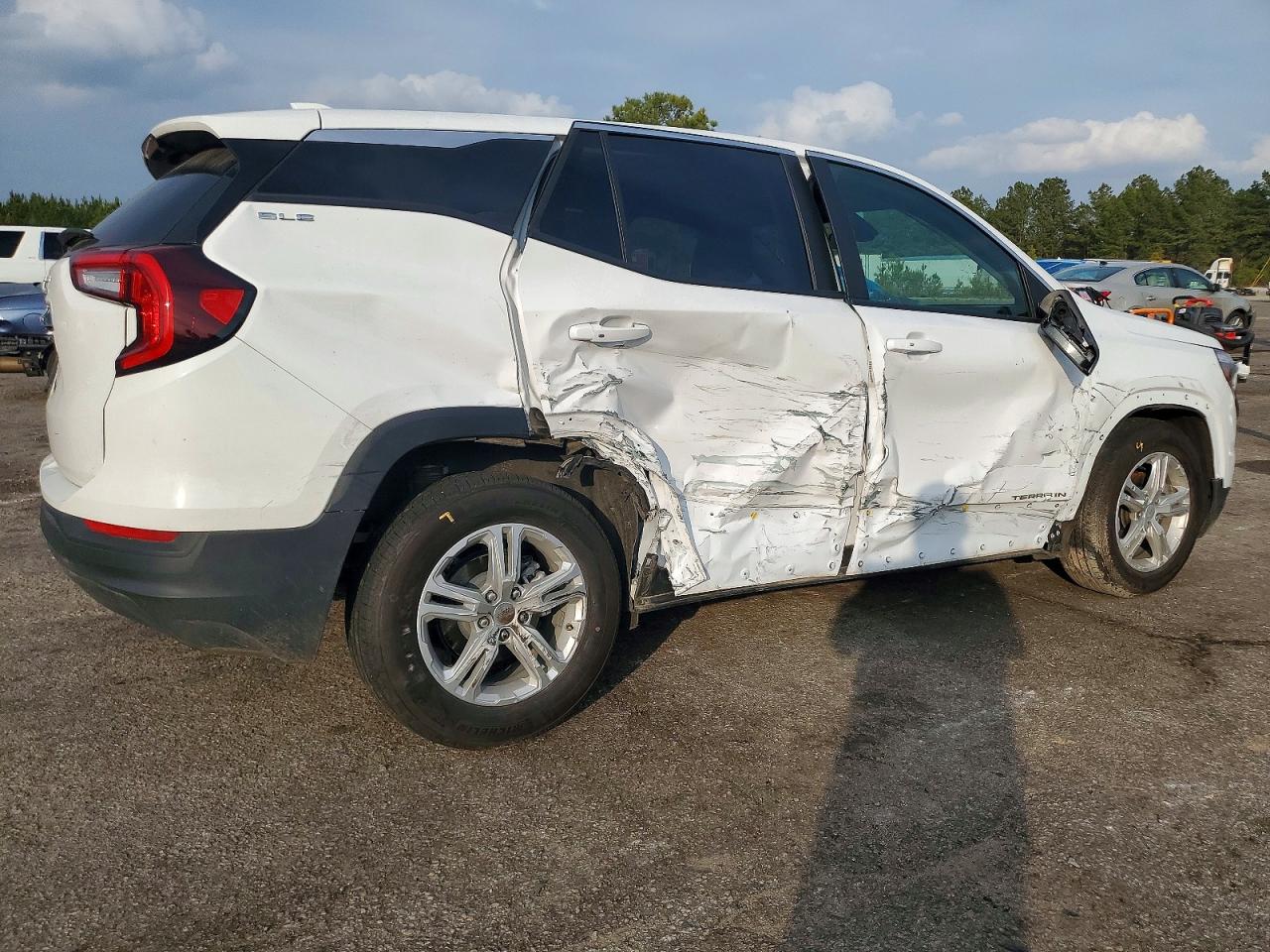 2024 GMC TERRAIN SLE photo 3