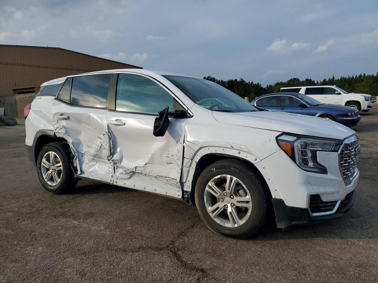 2024 GMC TERRAIN SLE photo 4