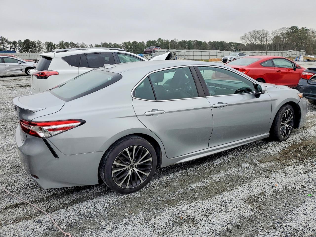 2020 TOYOTA CAMRY SE photo 3
