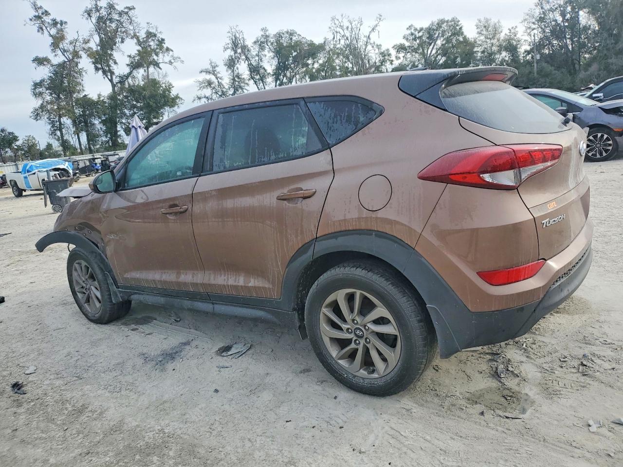 2017 HYUNDAI TUCSON SE photo 2