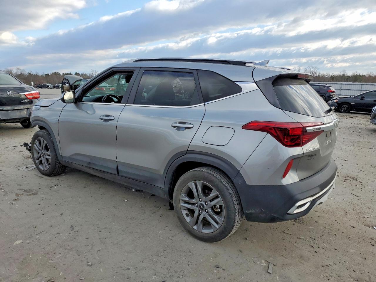 2023 KIA SELTOS S photo 2