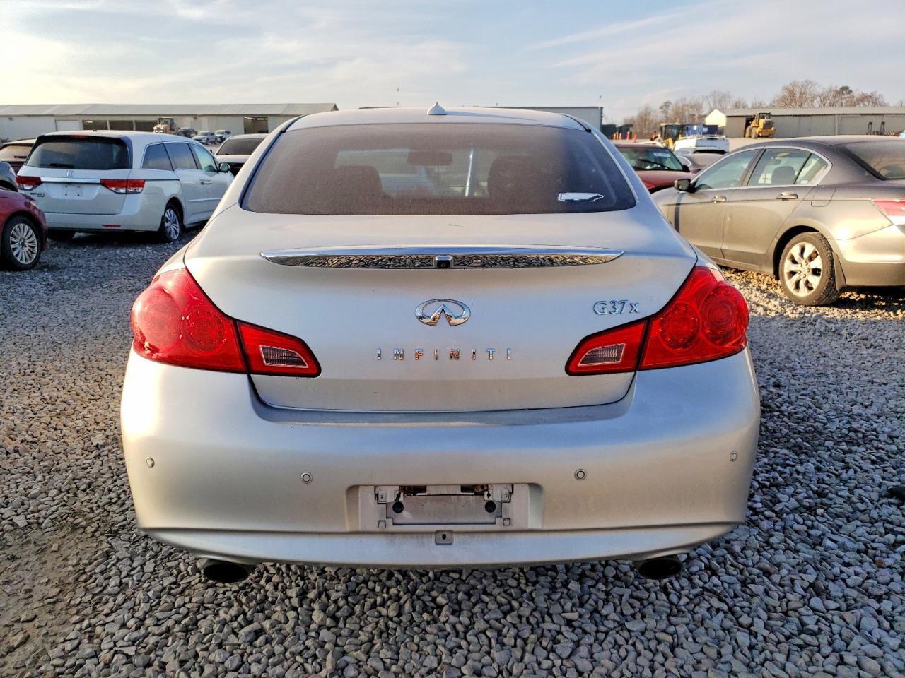 2011 INFINITI G37 photo 11