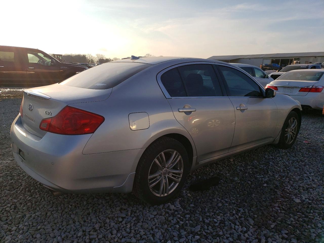 2011 INFINITI G37 photo 5