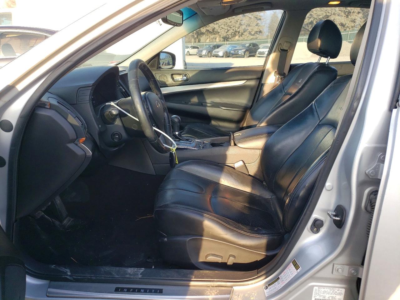 2011 INFINITI G37 photo 13