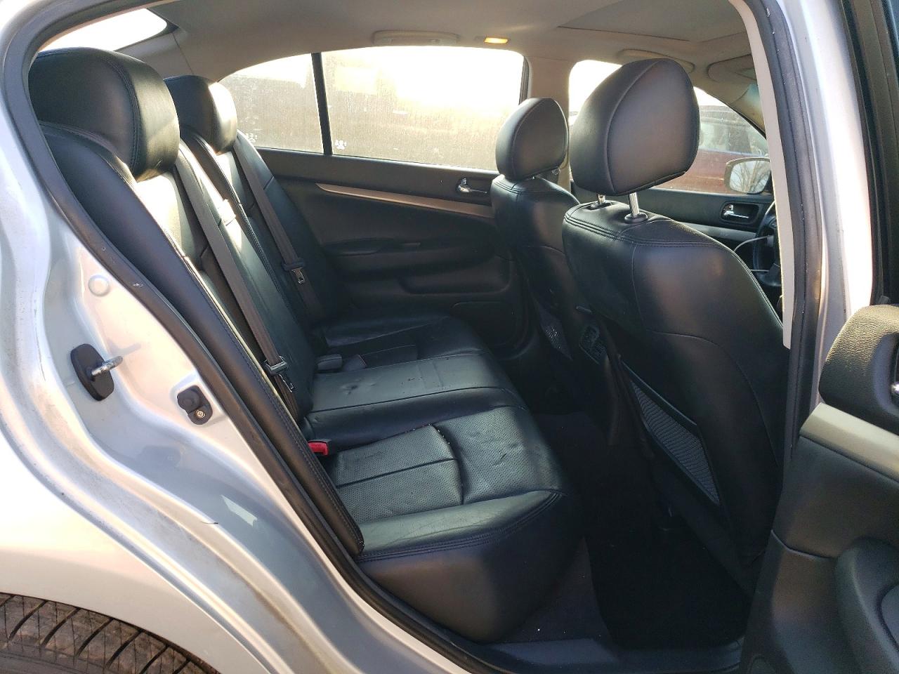 2011 INFINITI G37 photo 19
