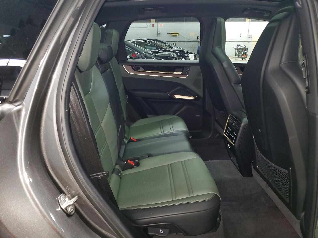 2024 PORSCHE CAYENNE photo 21