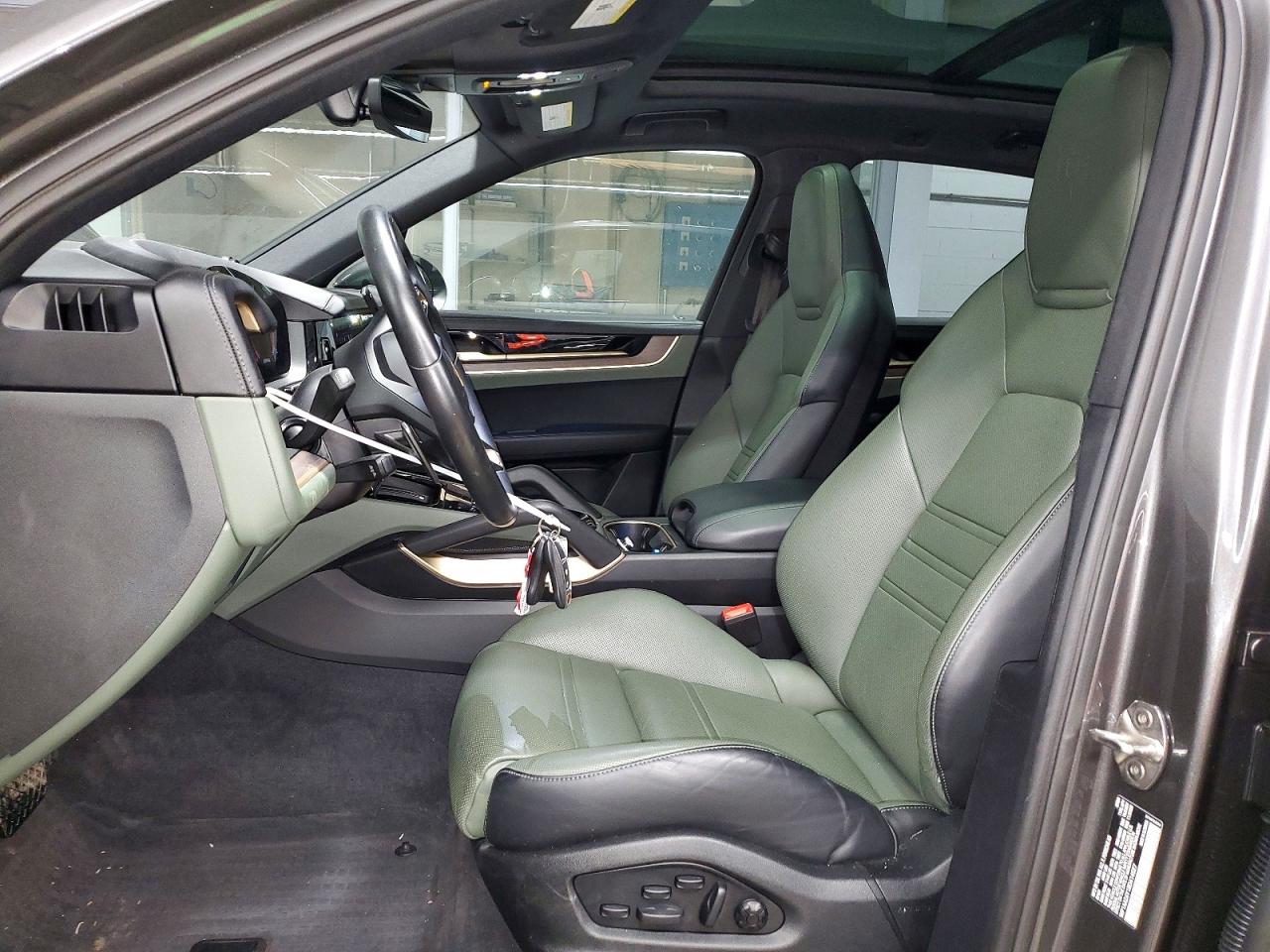 2024 PORSCHE CAYENNE photo 13