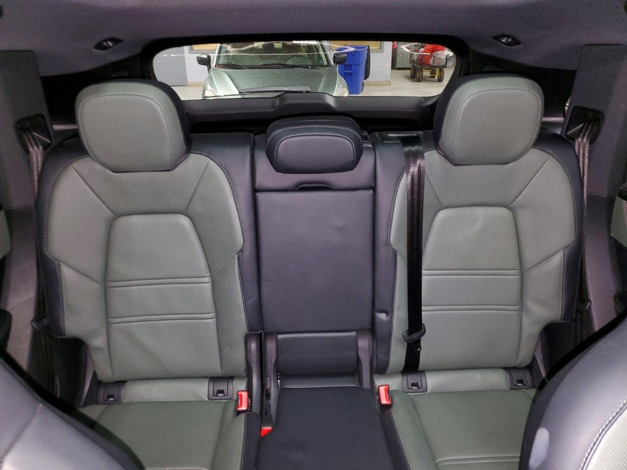 2024 PORSCHE CAYENNE photo 19