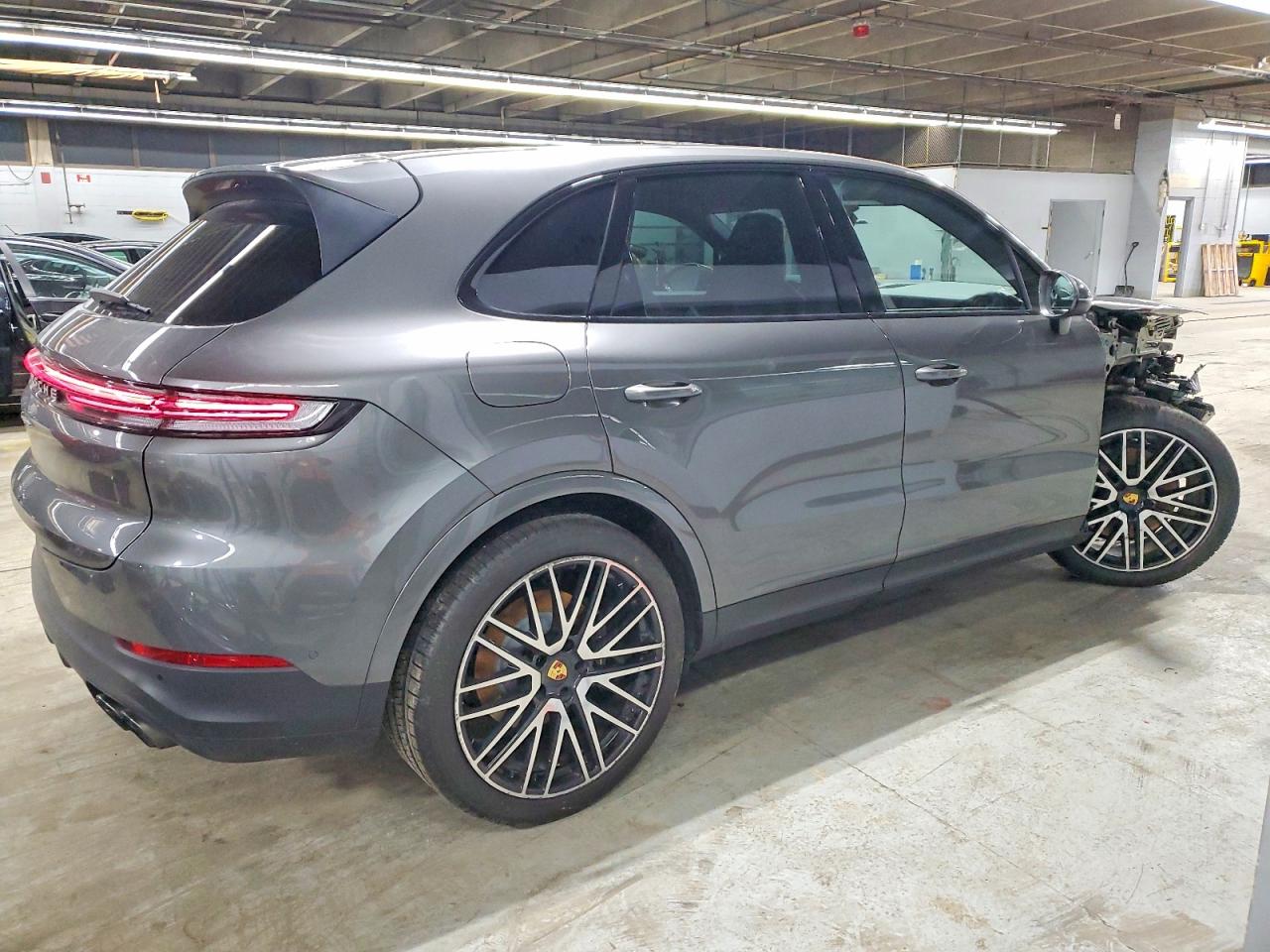 2024 PORSCHE CAYENNE photo 5