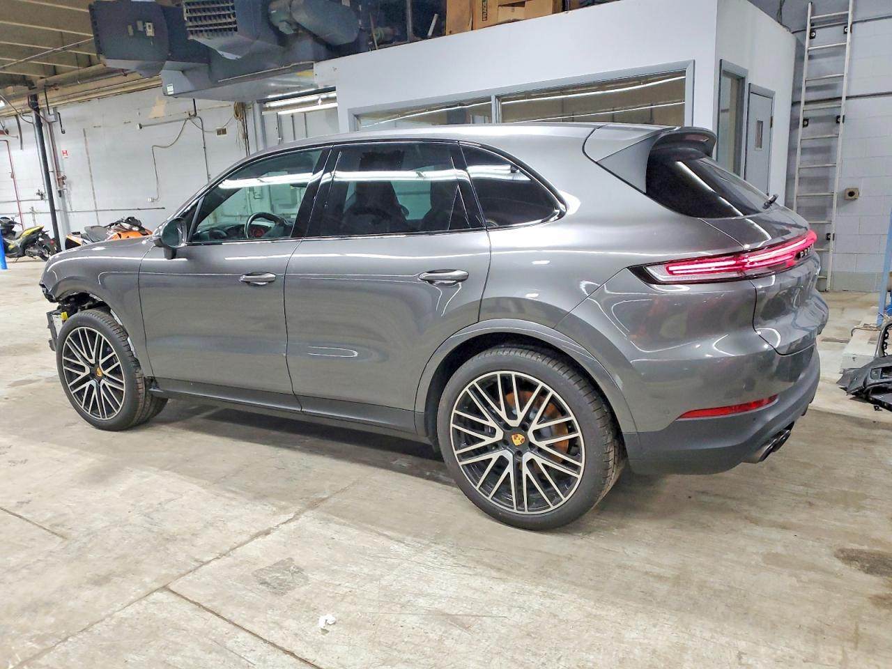 2024 PORSCHE CAYENNE photo 3