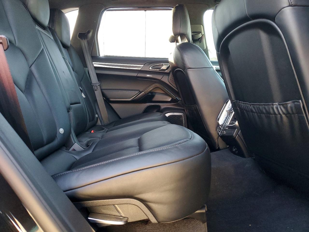 2016 PORSCHE CAYENNE TURBO photo 11