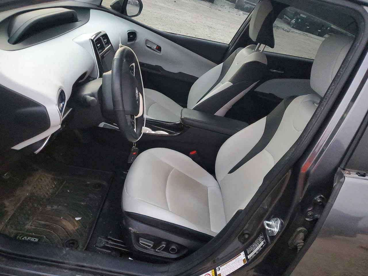 2017 TOYOTA PRIUS photo 7