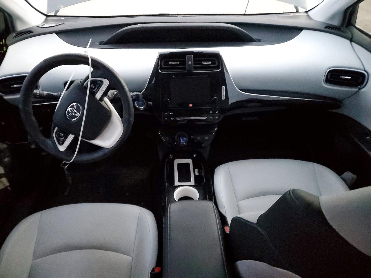 2017 TOYOTA PRIUS photo 8