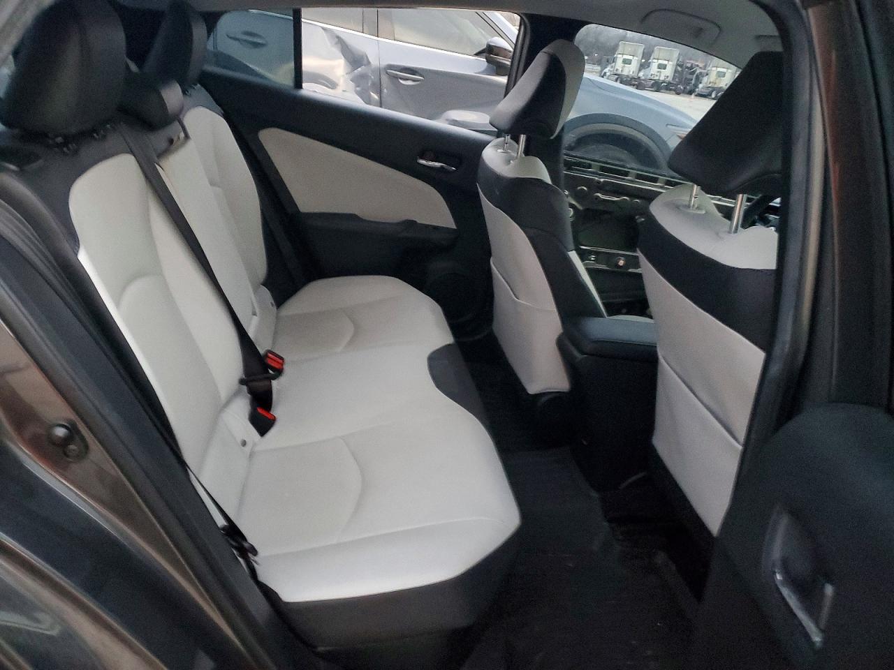 2017 TOYOTA PRIUS photo 10