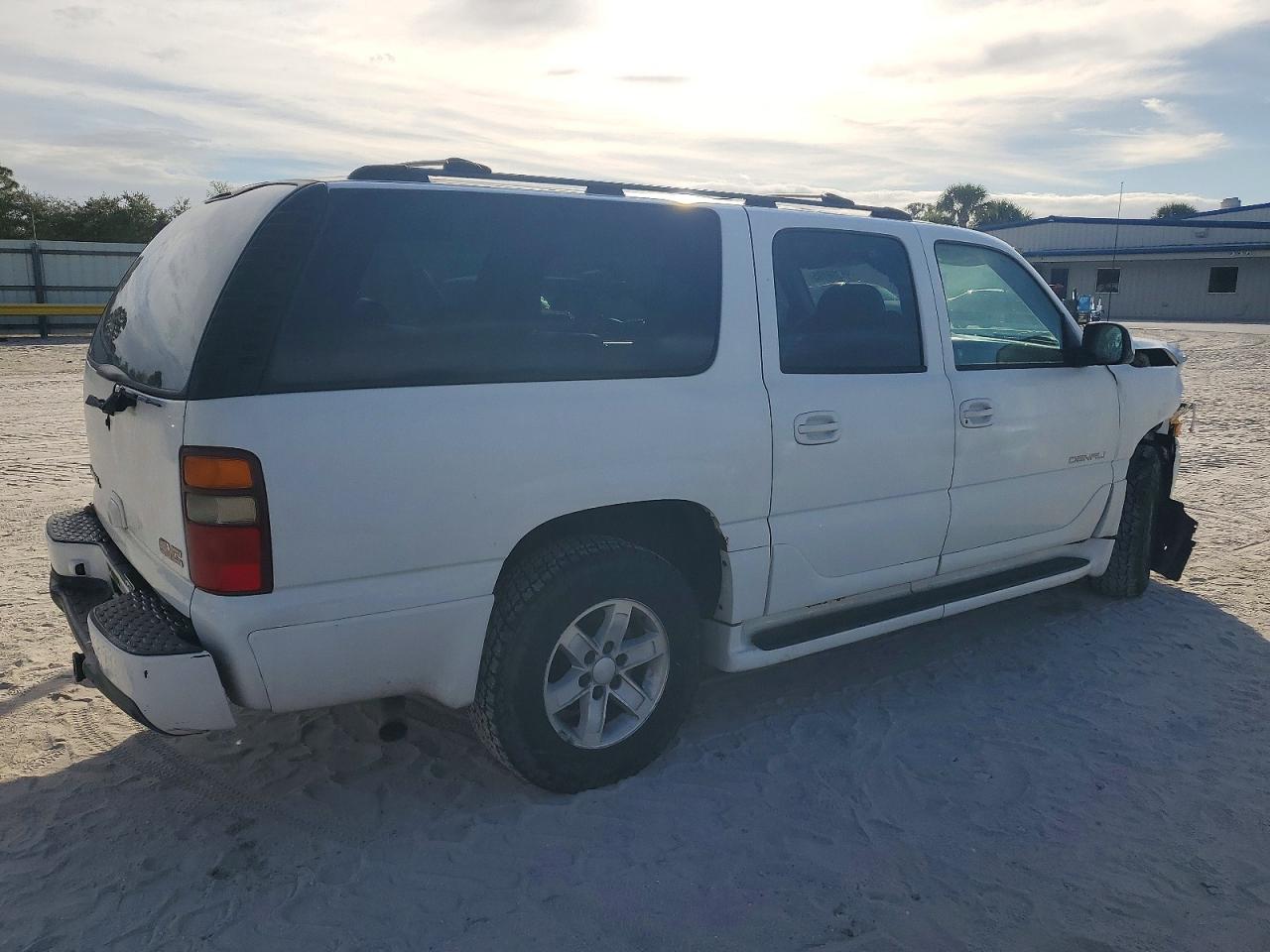 2003 GMC YUKON XL DENALI photo 3