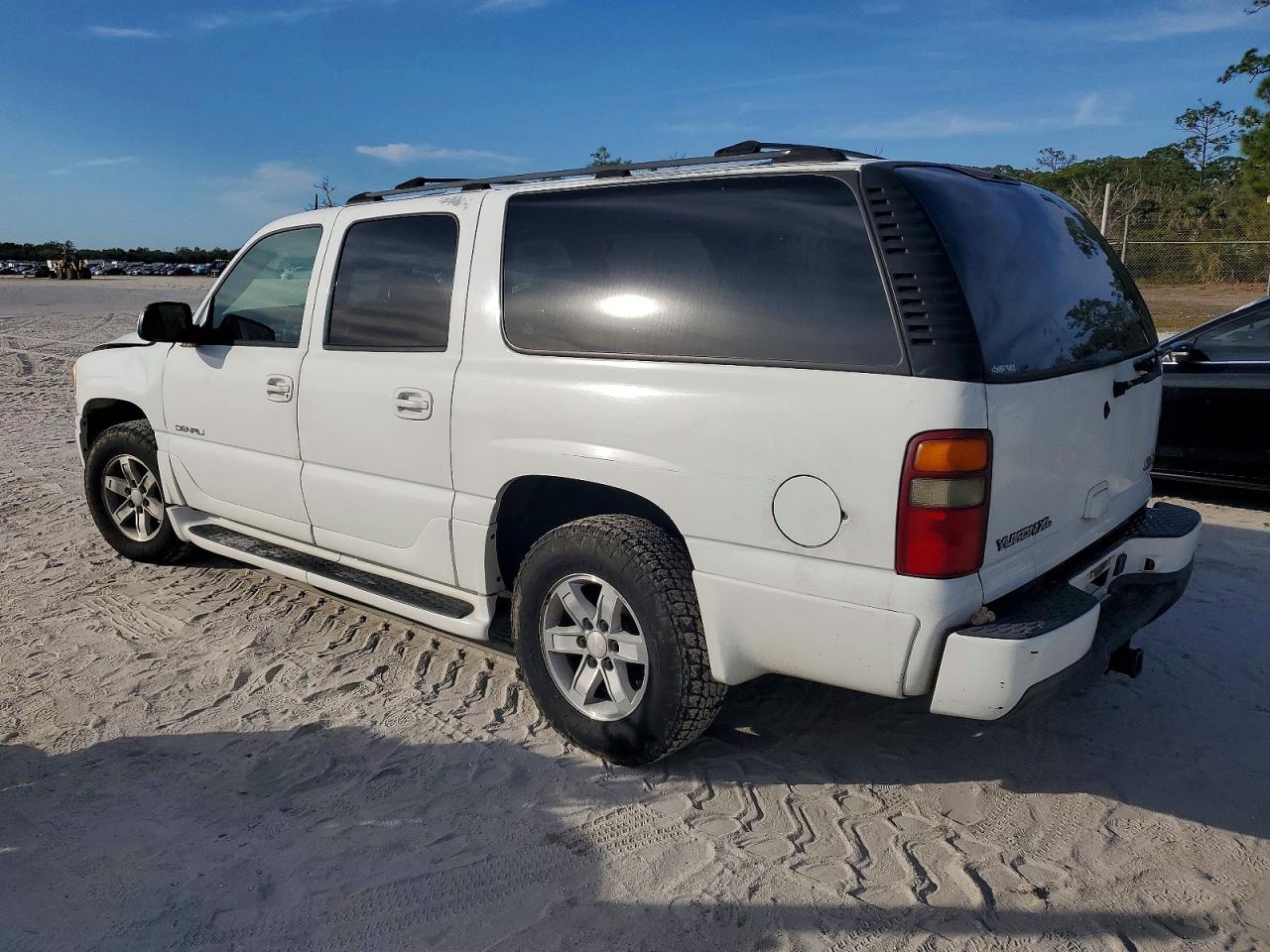 2003 GMC YUKON XL DENALI photo 2