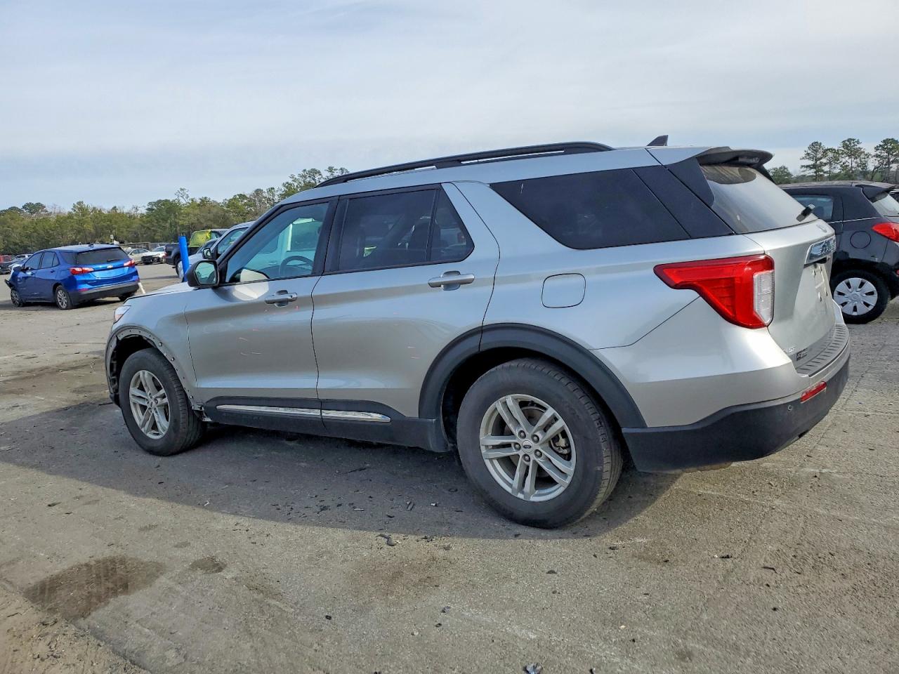 2024 FORD EXPLORER XLT photo 2