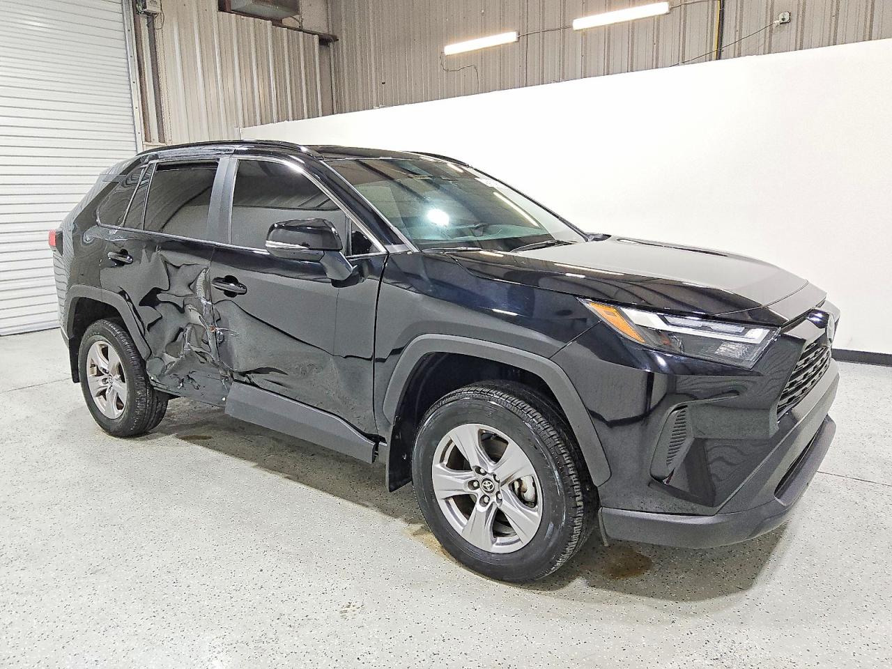 2025 TOYOTA RAV4 XLE photo 4