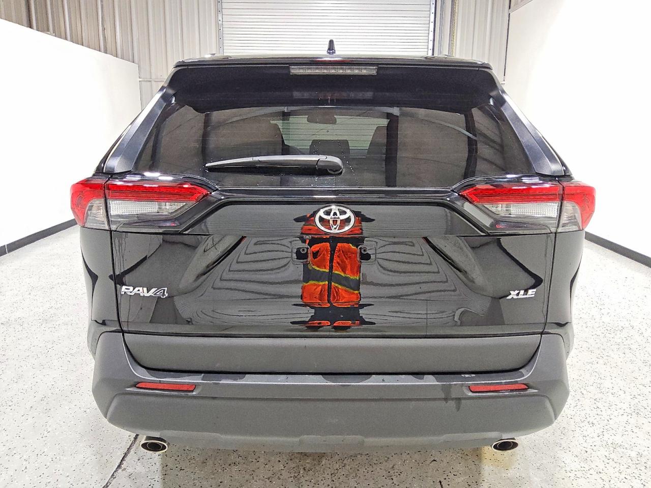 2025 TOYOTA RAV4 XLE photo 6