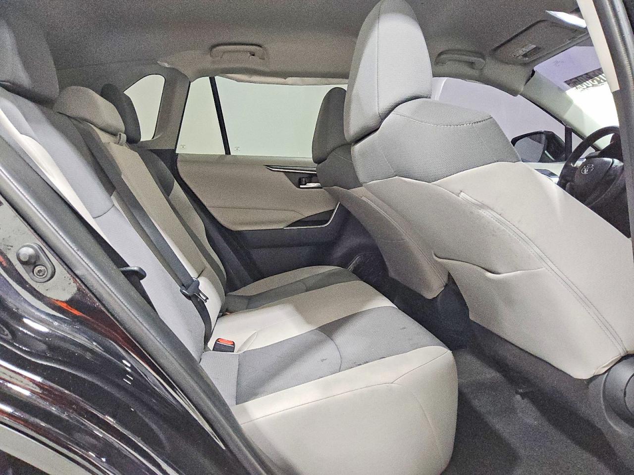 2025 TOYOTA RAV4 XLE photo 11