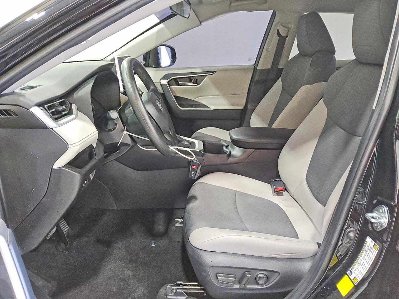 2025 TOYOTA RAV4 XLE photo 7