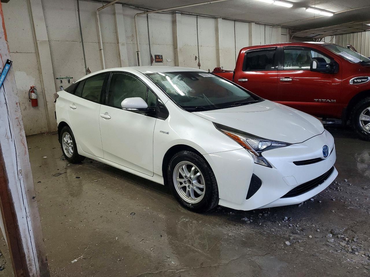 2017 TOYOTA PRIUS photo 4
