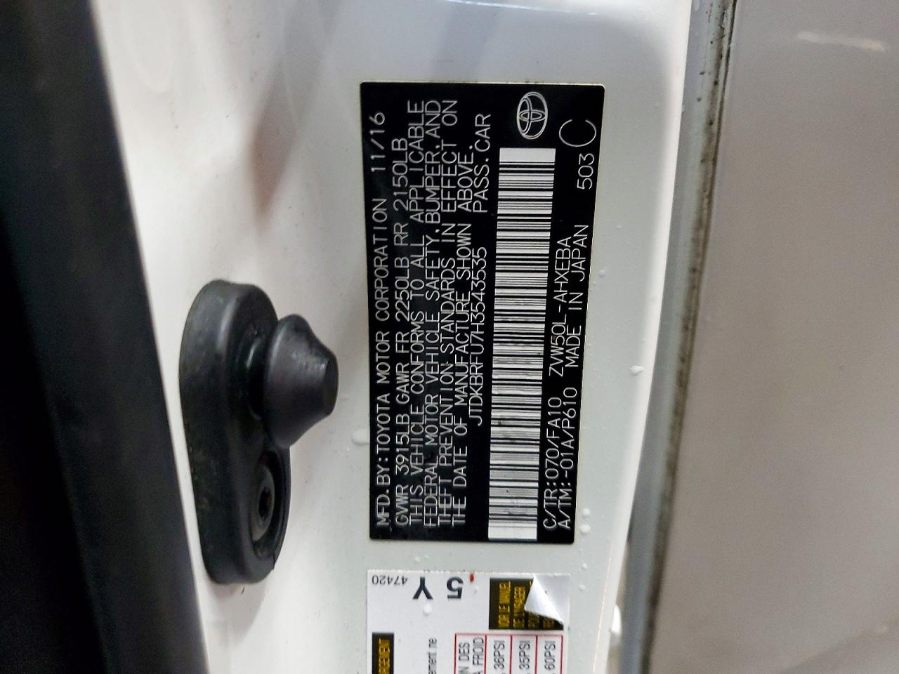 2017 TOYOTA PRIUS photo 13