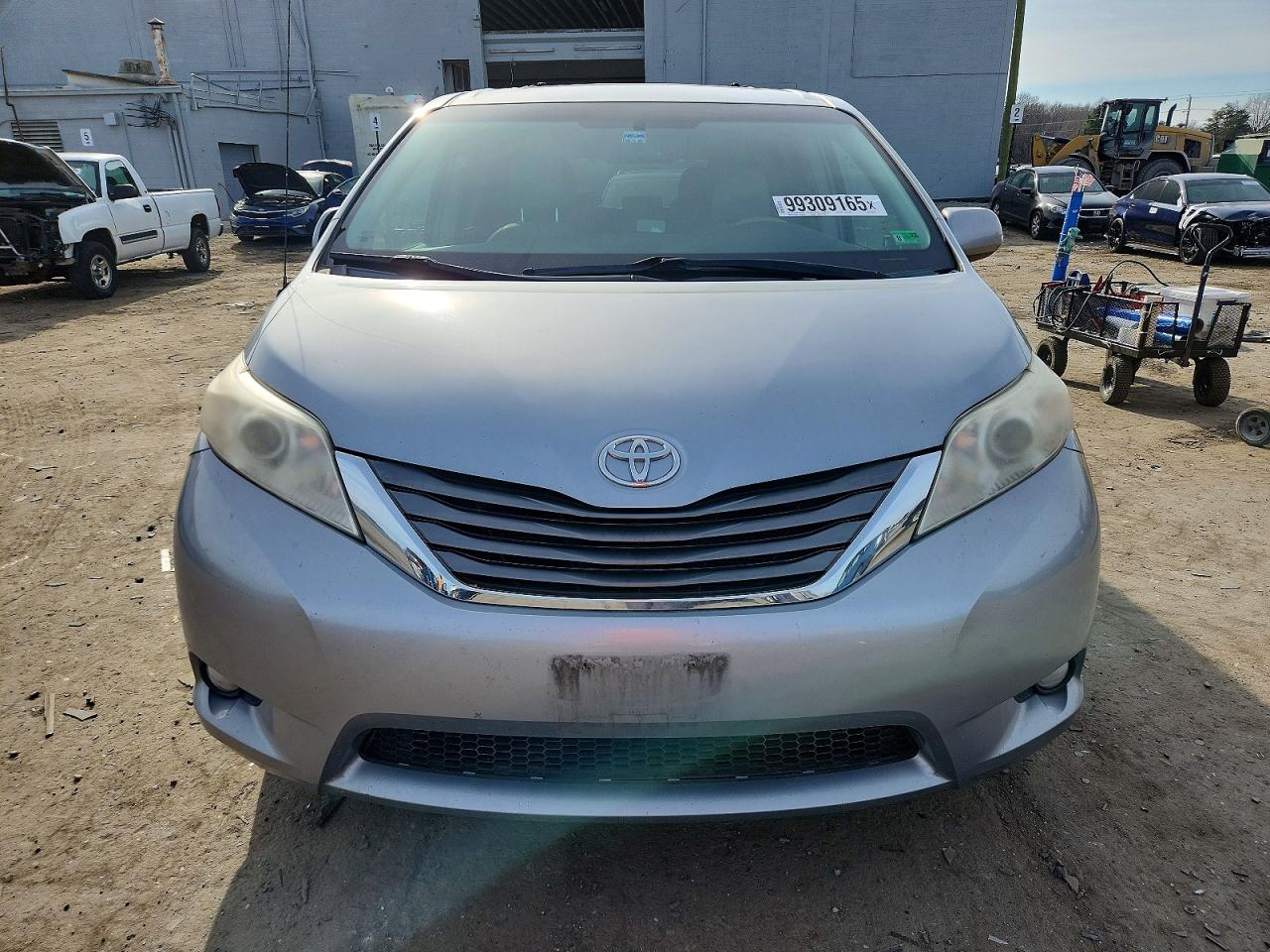 2014 TOYOTA SIENNA XLE photo 5
