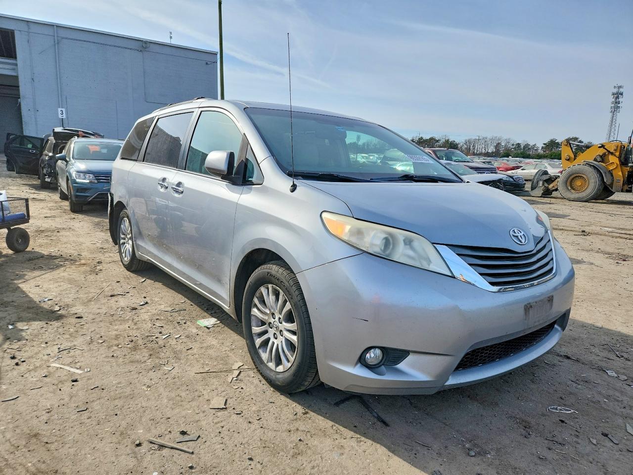 2014 TOYOTA SIENNA XLE photo 4