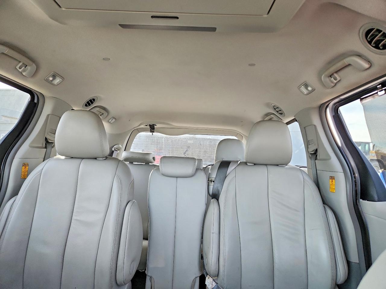 2014 TOYOTA SIENNA XLE photo 10