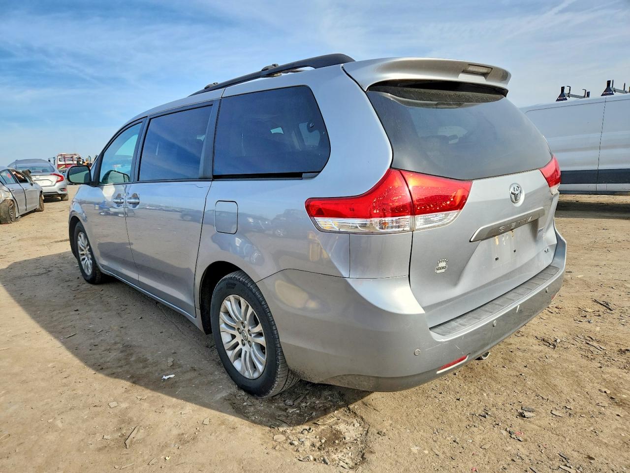 2014 TOYOTA SIENNA XLE photo 2