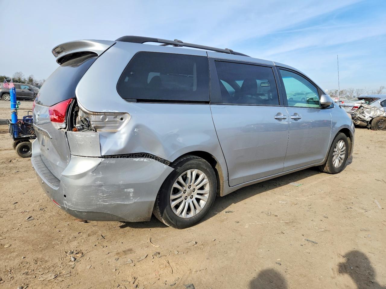 2014 TOYOTA SIENNA XLE photo 3