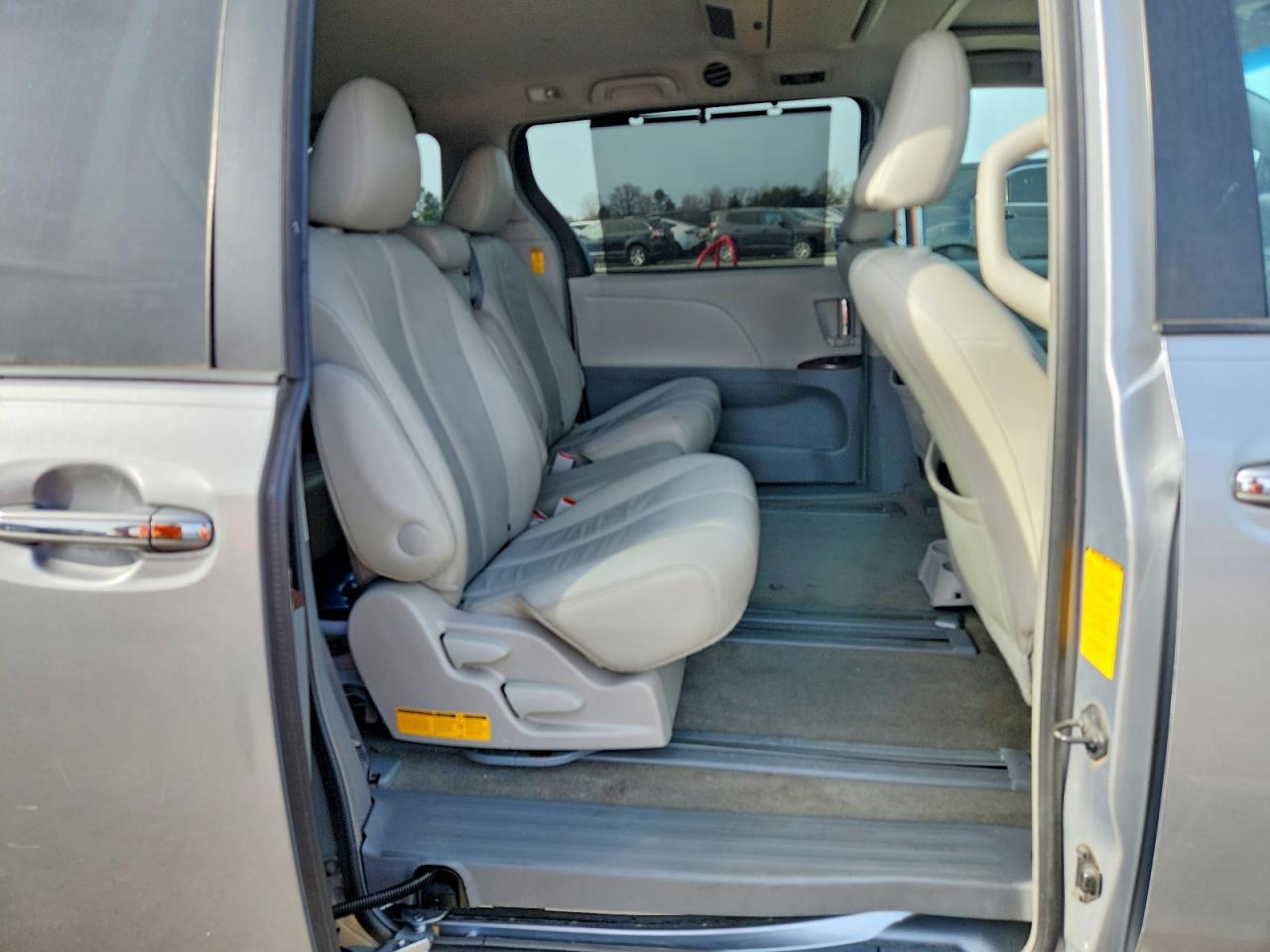 2014 TOYOTA SIENNA XLE photo 11