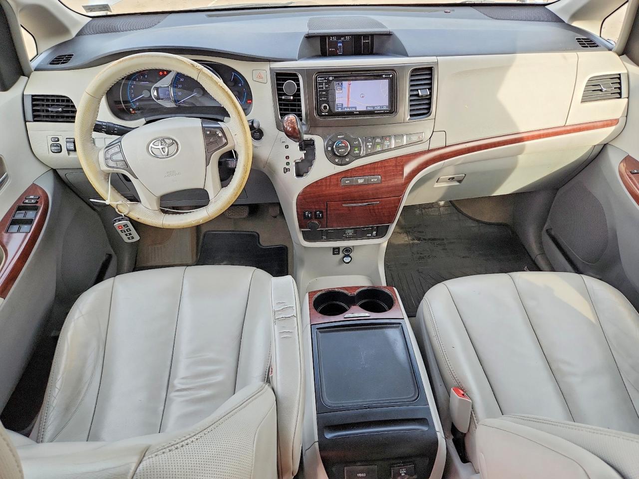 2014 TOYOTA SIENNA XLE photo 8