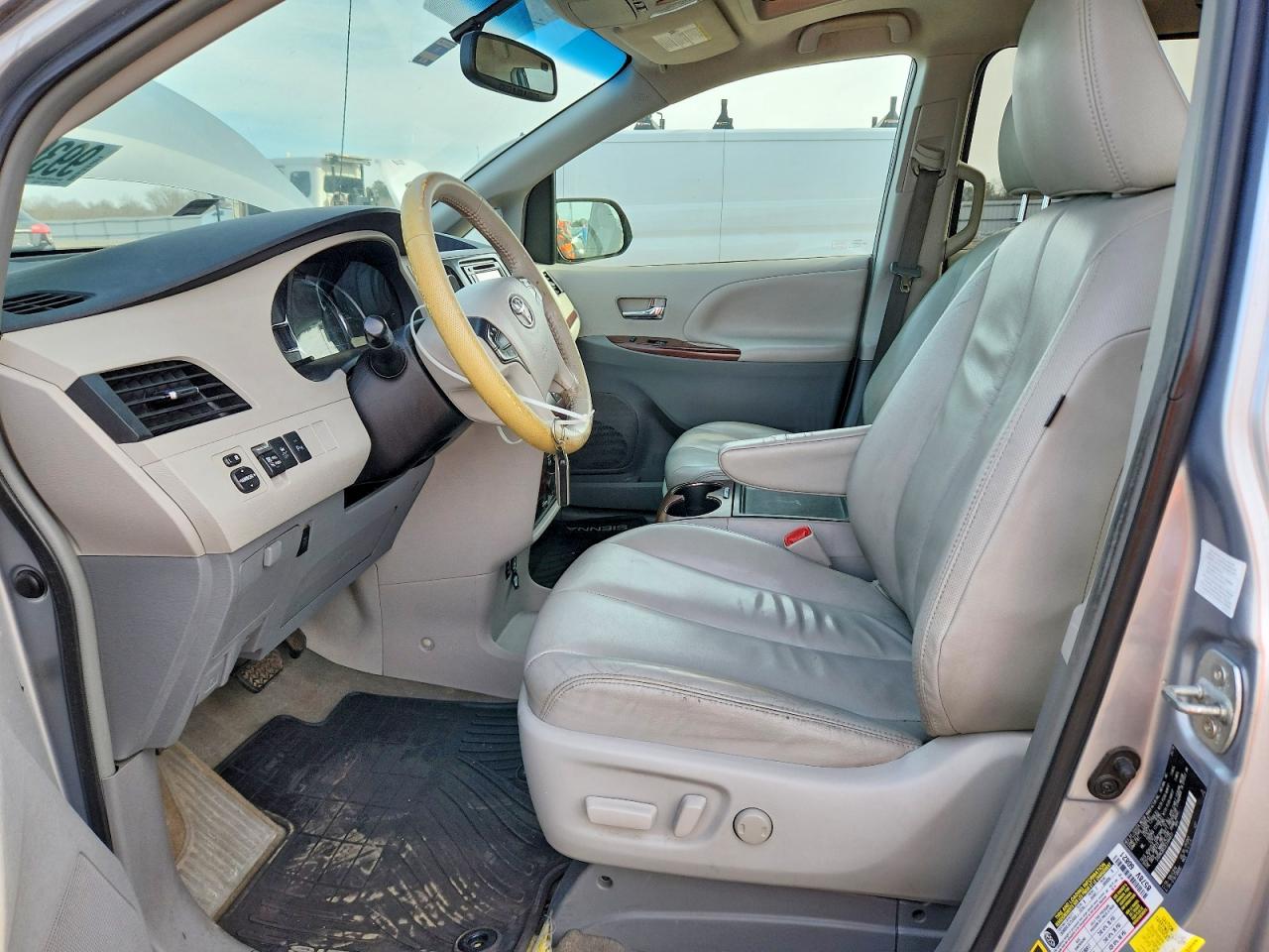2014 TOYOTA SIENNA XLE photo 7