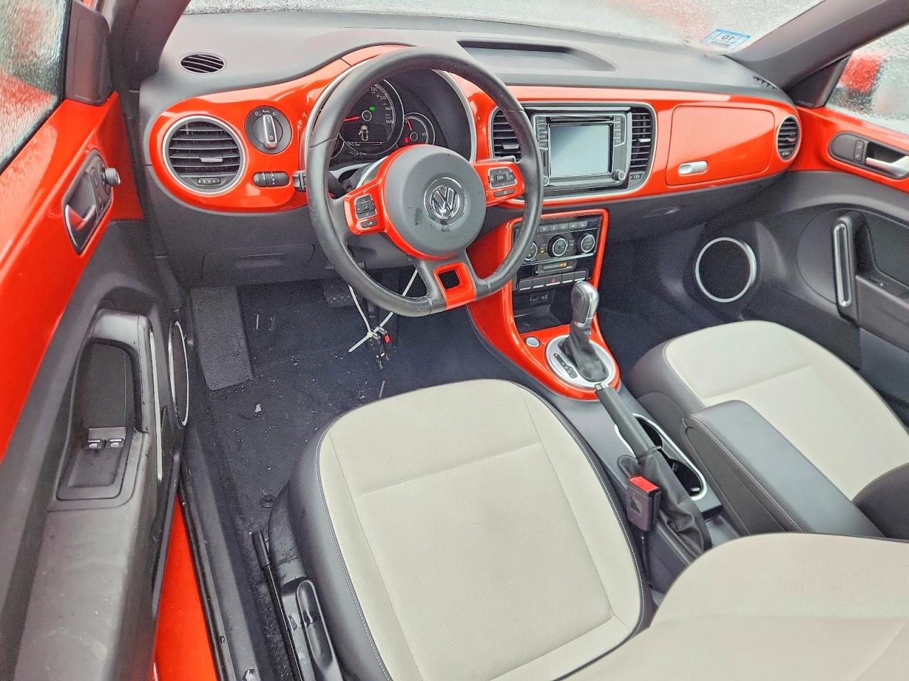 2019 VOLKSWAGEN BEETLE SE photo 8