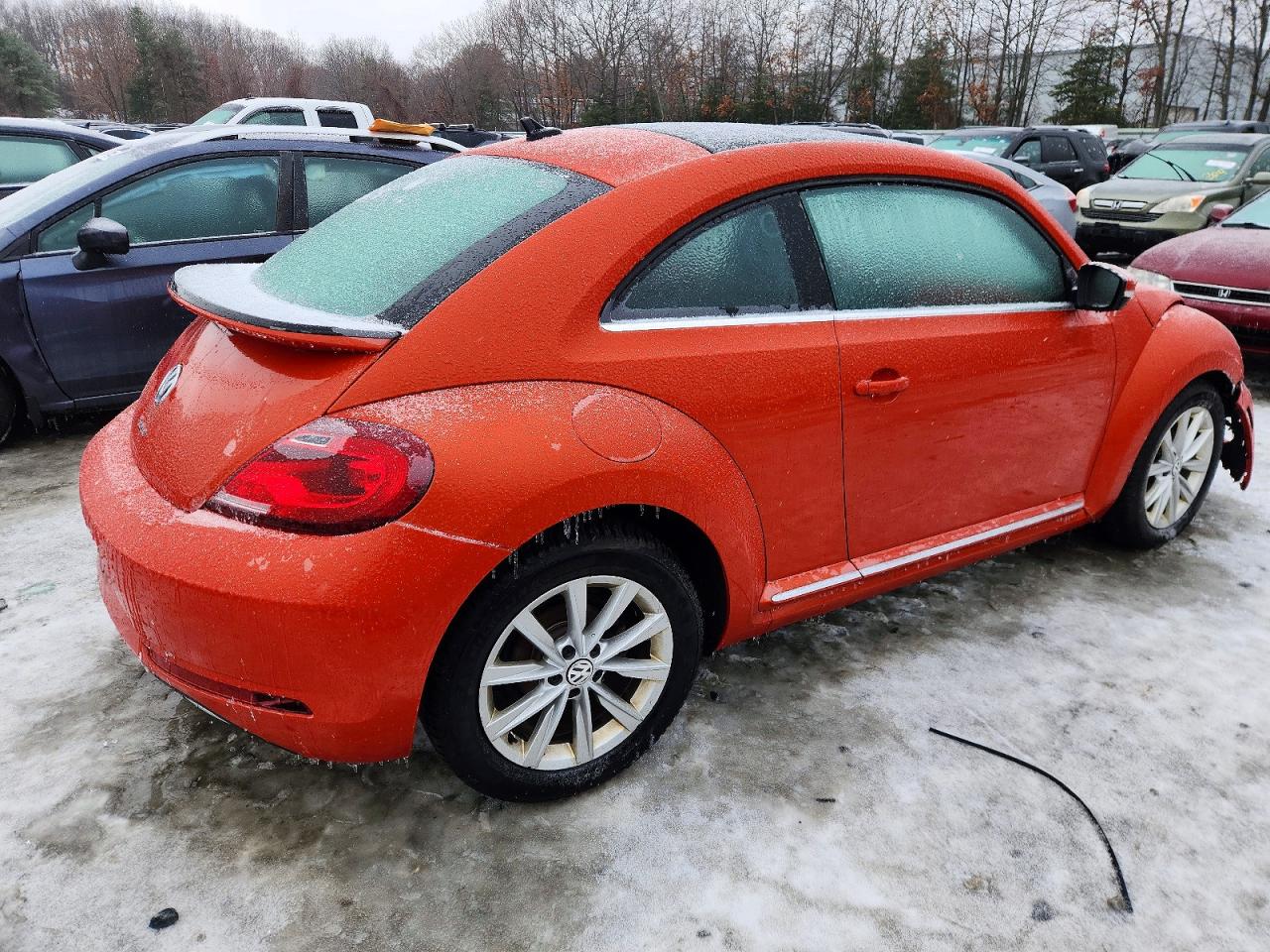 2019 VOLKSWAGEN BEETLE SE photo 3